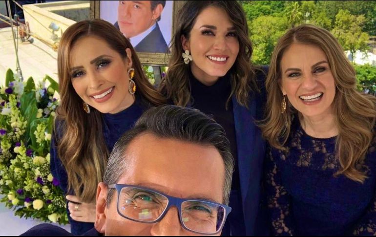 A los internautas no les pareció apropiado el acto de tomarse una foto durante el evento que representaba un momento solemne. TWITTER/@LAURAGII