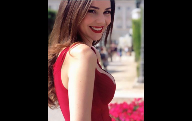 Camila Sodi impacta con sexy foto