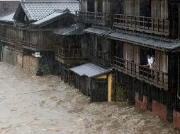 El tifón se desplaza a 35 kilómetros en dirección norte-noreste tras tocar tierra en la península de Izu, y se espera que a medianoche ya haya atravesado Tokio. AP