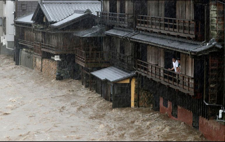 El tifón se desplaza a 35 kilómetros en dirección norte-noreste tras tocar tierra en la península de Izu, y se espera que a medianoche ya haya atravesado Tokio. AP