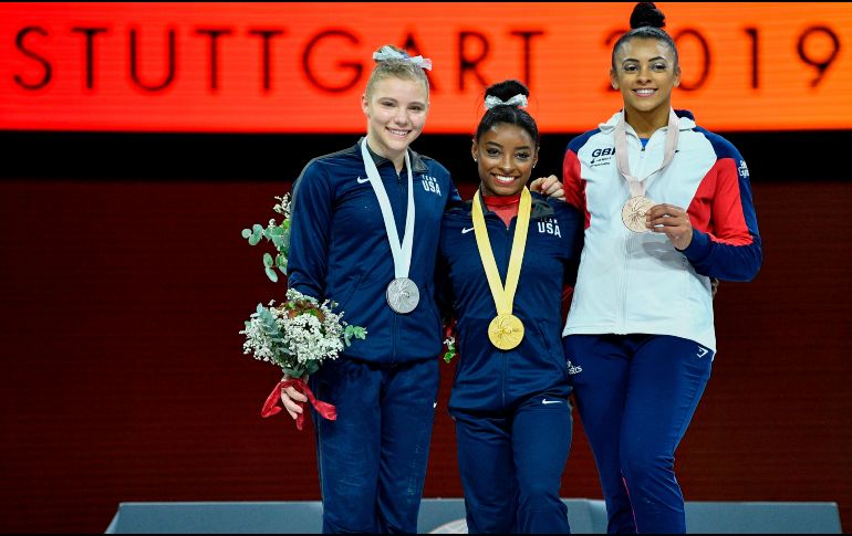 Y con sus 17 coronas Mundiales, Biles (C) mejora su récord de mayor número de oros en la cita mundialista. AFP / T. Kienzle