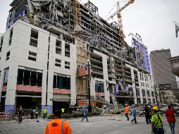 En los videos que circulan en las redes sociales, se pueden observar partes del edificio cayendo sobre la esquina de Canal y North Rampart, mientras los transeúntes huyen aterrorizados. AP / S. Threlkeld