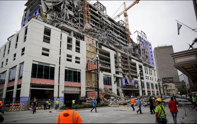 En los videos que circulan en las redes sociales, se pueden observar partes del edificio cayendo sobre la esquina de Canal y North Rampart, mientras los transeúntes huyen aterrorizados. AP / S. Threlkeld