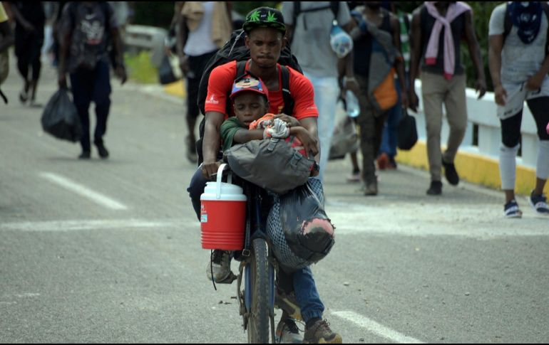 Los migrantes que huyen de sus países por violencia avanzan con temor e incertidumbre, pero con la esperanza de encontrar una vida mejor en otro estado o país. EFE/J. Blanco