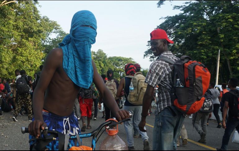 Los migrantes que huyen de sus países por violencia avanzan con temor e incertidumbre, pero con la esperanza de encontrar una vida mejor en otro estado o país. EFE/J. Blanco