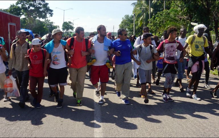 Los migrantes que huyen de sus países por violencia avanzan con temor e incertidumbre, pero con la esperanza de encontrar una vida mejor en otro estado o país. EFE/J. Blanco