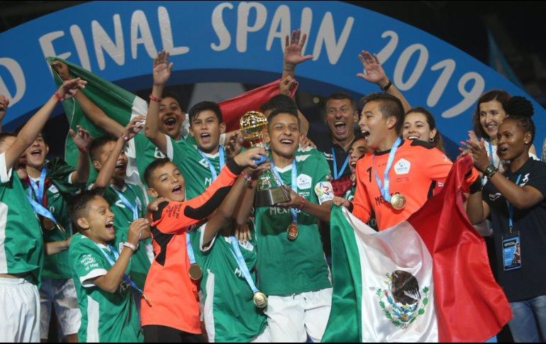 En los disparos desde los once pasos, Chivas fue eficaz y logró obtener el trofeo. TWITTER/@danonenationcup