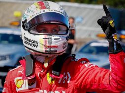 Vettel celebra el haber obtenido la posición de privilegio en el certamen. EFE/D. Azubel