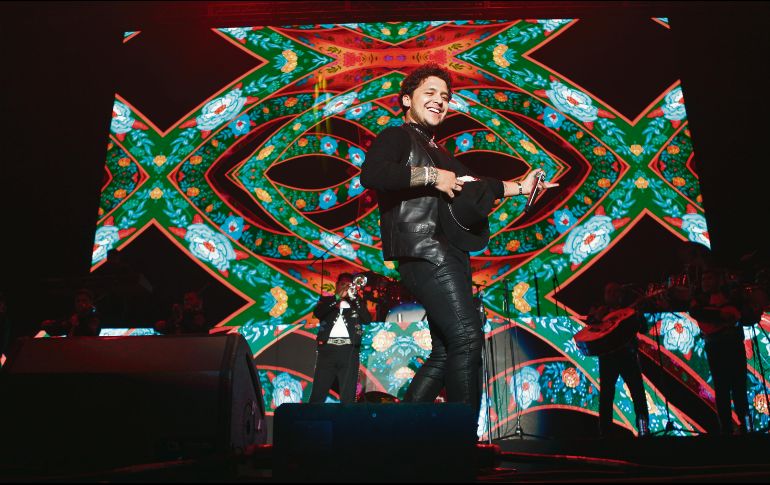 El sonorense se acercó al filo del escenario para saludar al público que con pancartas y banderines expresaron la admiración hacia su trabajo. EL INFORMADOR / A. Camacho