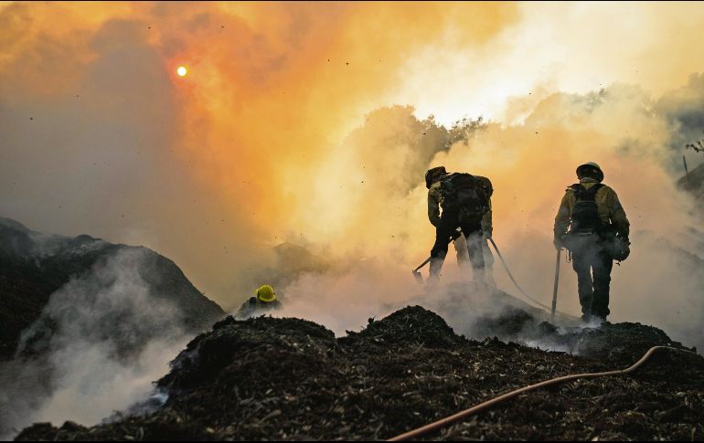 Brigadistas sofocan las llamas en Sylmar y Santa Clarita. EFE