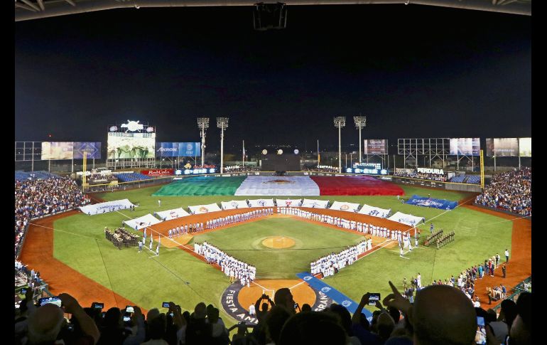 Horas antes del juego empezaban a llegar los aficionados. EL INFORMADOR / D. Reos