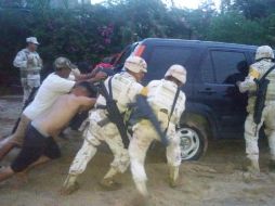 Elementos del Ejército realizaron labores de remolque de vehículos varados en Los Cabos. TWITTER@SEDENAmx