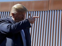 En la imagen, el mandatario, aparece frente al muro fronterizo entre Estados Unidos y México, con un mensaje a un costado del recuadro. AP / E. Vucci