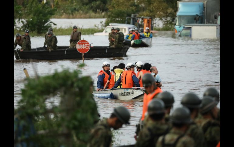 Bomberos evacuan a habitante en Kawagoe, prefectura de Saitama. Más de 100 mil rescatistas se desplegaron en el auxilio de personas atrapadas,