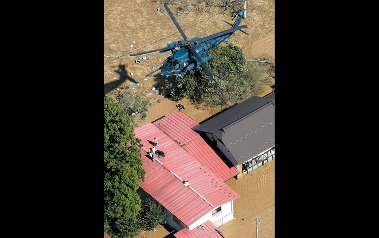 Habitantes son rescatados desde un techo en Marumori, en la prefectura de Miyagi.