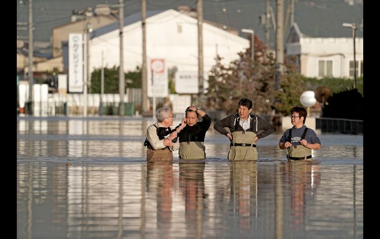 Trabajadores acuden a revisar las condiciones de su oficina en Nagano.