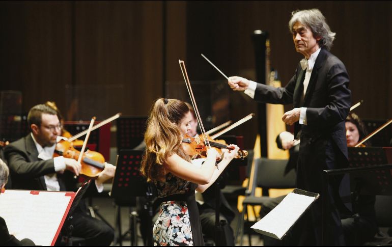 El Conjunto Santander de Artes Escénicas brindó el adiós a Nagano y disfrutó con el virtuosismo de Alexandra Soumm, solista invitada. EL INFORMADOR / A. Camacho