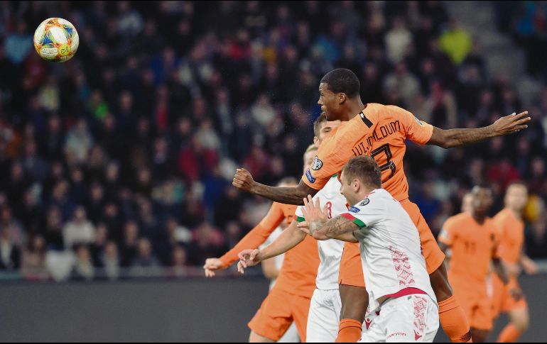 Georginio Wijnaldum dio la cara por los tulipanes, que siguen de líderes. AFP