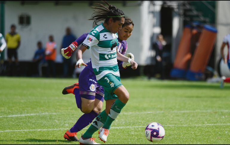 Estela Gómez supera a Blanca Félix para marcar el segundo de las Guerreras. IMAGO7