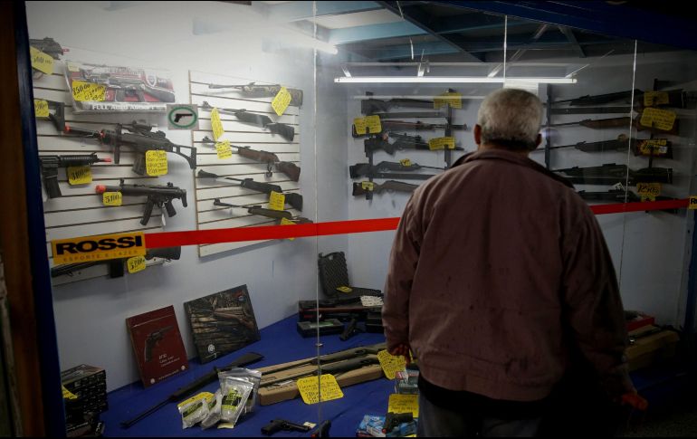 Agregó que en Estados Unidos existían a septiembre pasado 133 mil 153 licencias para venta de armas de fuego, de las cuales para los estados fronterizos de California se registraron siete mil 962; de Arizona tres mil 188, de Nuevo México, mil 47 y Texas 10 mil 492. EFE/