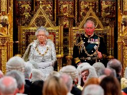 La reina acudió a la ceremonia en la Cámara de los Lores con su hijo, el príncipe Carlos. AFP/T. Akmen