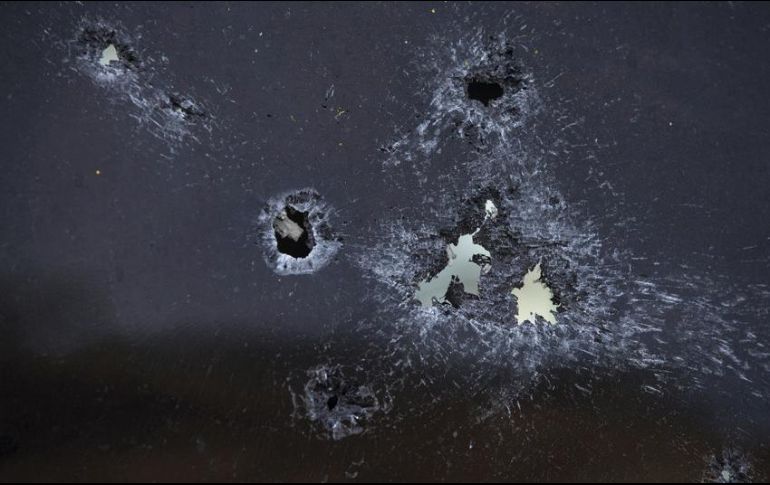 Los informes preliminares señalan que esta mañana de lunes sujetos fuertemente armados a bordo de varias camionetas emboscaron a elementos de la Policía Michoacán. AP / ARCHIVO