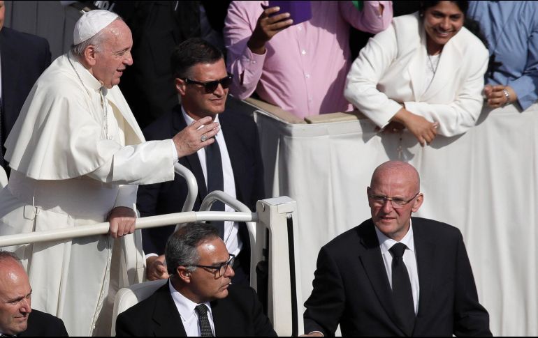 Domenico Giani (d) expresó que vive este momento con 