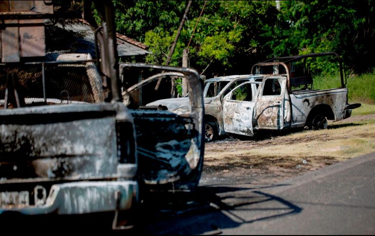Ayer fueron emboscados y ejecutados a balazos 14 policías estatales en Michoacán. AFP/E. Castro