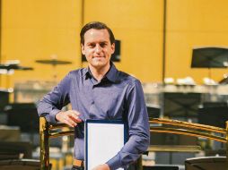 El músico posa al interior del Degollado para esta casa editorial. EL INFORMADOR / G. Gallo