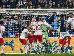 Olivier Giroud (#9) remata de cabeza para conseguir el gol del combinado francés. AFP