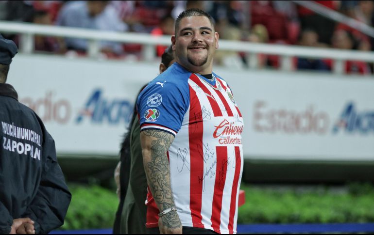 ''Si no mi entrenador el 'Manny' Robles va a ir y te va a meter unos ganchitos'', dice el campeón al comentarista para defender al equipo de sus amores. IMAGO7