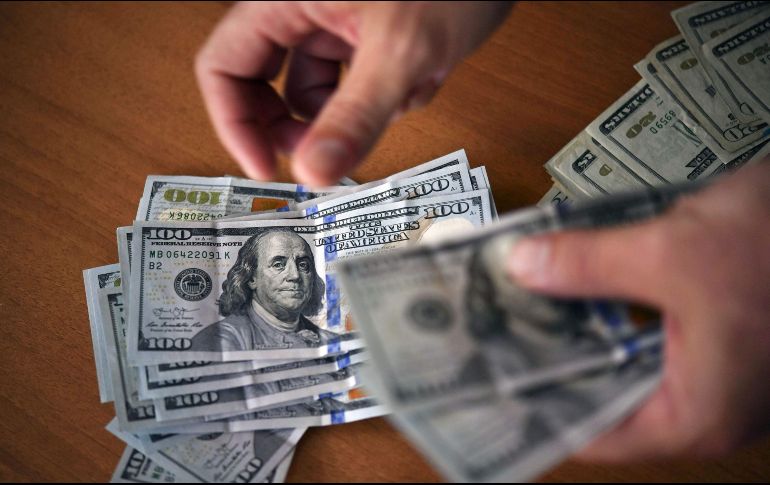 Se espera que el tipo de cambio cotice entre 19.20 y 19.35 pesos por dólar. AFP / ARCHIVO