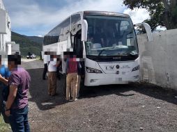 Los migrantes fueron trasladados a la Delegación de la Policía Estatal de Ciudad Mendoza, donde les brindaron atención médica y alimentos. TWITTER/@SP_Veracruz