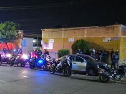 Al proceder al aseguramiento del sujeto y del vehículo localizaron dentro del auto un arma de utilería que asemejaba ser calibre 9 milímetros. ESPECIAL/