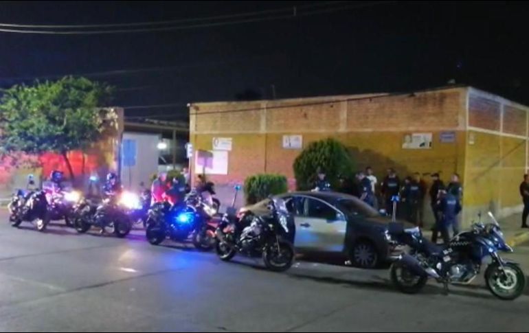 Al proceder al aseguramiento del sujeto y del vehículo localizaron dentro del auto un arma de utilería que asemejaba ser calibre 9 milímetros. ESPECIAL/