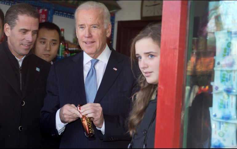 Hace dos semanas se reveló que Trump pidió a su homólogo ucraniano, Volodimir Zelensky, que investigara la actuación de Joe (c) y Hunder Biden (i). AFP/A. Wong