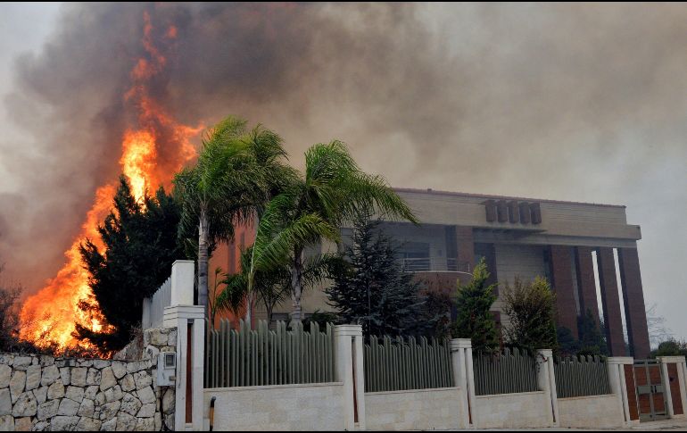 Las condiciones meteorológicas han impedido las labores de los bomberos en la zona. EFE/W. Hamzeh
