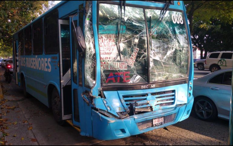 Tres de los lesionados fueron trasladados a una unidad de la Cruz Verde municipal para su revisión. ESPECIAL / Bomberos de Zapopan