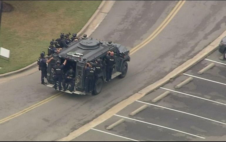Videos e imágenes en redes muestran la fuerte presencia policial en el campus. TWITTER/@CBSDFW