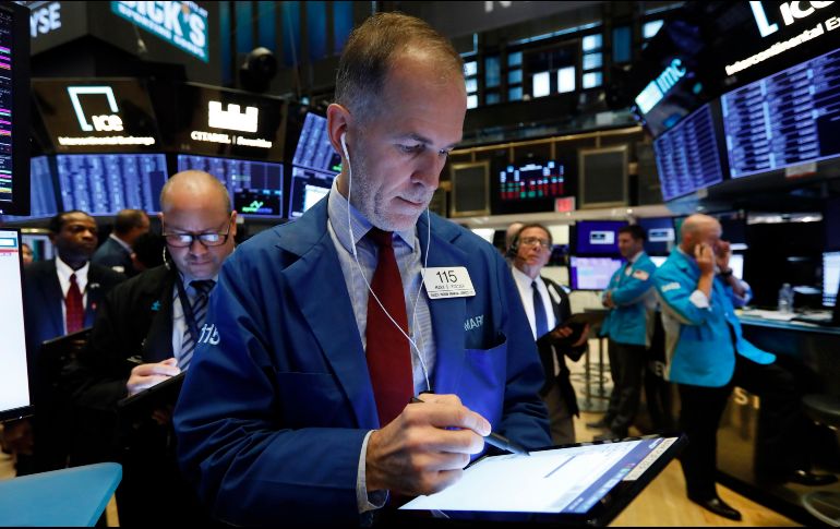 El promedio industrial Dow Jones sumó 237 enteros, o 0.9 por ciento, a 27 mil 025 unidades. AP/R. Drew