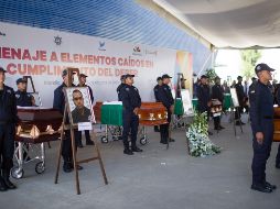 Familiares y policías estatales despiden a sus compañeros asesinados con un homenaje en las instalaciones de la Secretaria de Seguridad Pública. EFE/I. Villanueva