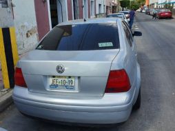 El  Volkswagen Jetta aún se encuentra abandonado donde lo dejaron los ladrones. EL INFORMADOR / S. Blanco