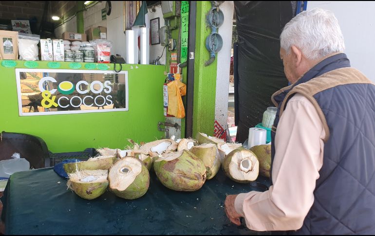 El agua de coco es sólo una bebida natural que ayuda a hidratar el organismo, pero no tiene efectos contra el dengue. EL INFORMADOR/J. Velazco