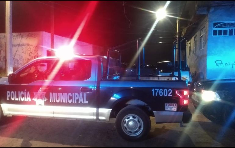 Policías de Tlaquepaque acuden a la colonia San Martín de las Flores de Arriba luego de recibir el reporte de una agresión a balazos, que dejó a un hombre muerto. ESPECIAL