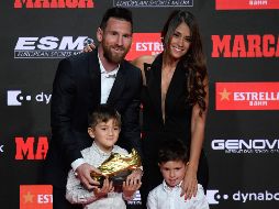El argentino recibió el trofeo dorado de manos de sus dos hijos Thiago y Mateo, presentes en el acto junto a la esposa del argentino, Antonella Roccuzzo, y varios de sus compañeros de equipo. AFP / J. Lago