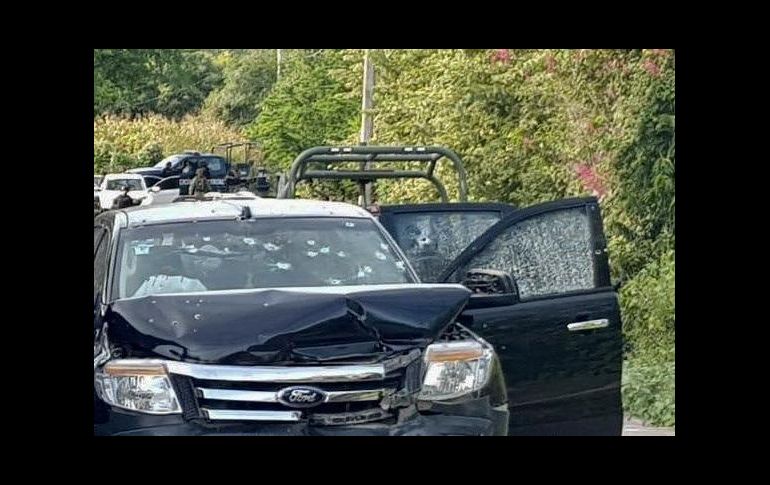 Un vehículo con impactos de balas tras el enfrentamiento en Iguala, Guerrero. EFE