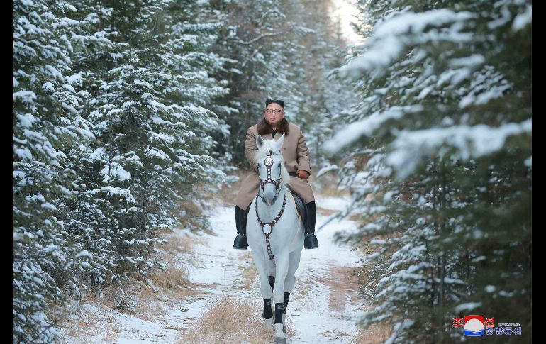 Kim Jong-Un monta a caballo durante la primera caída de nieve en el monte Paektu, en Ryanggang. EFE/EPA/KCNA