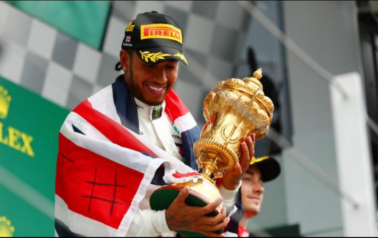 El mensaje del británico fue rápidamente criticado por los usuarios, quienes le recordaron lo que contaminan los coches de carrera que él conduce y el deporte del motor en general. TWITTER / @LewisHamilton