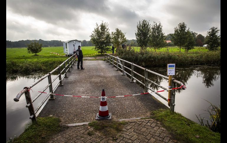 La Policía vigila hoy un acceso a la granja donde un padre y sus seis hijos estuvieron encerrados. EFE/EPA/V. Jannink