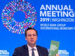 Tobias Adrian, jefe del departamento del FMI, presentó un informe sobre los riesgos ante el aumento del endeudamiento riesgoso. EFE/E. Lesser